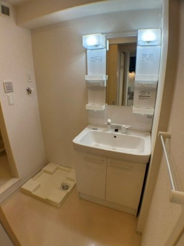 メゾン・アクロスⅡの洗面所|ゆったりとスペースのある洗面所