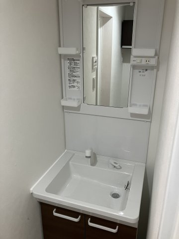 Coral茅ヶ崎の洗面所|明るい洗面所です