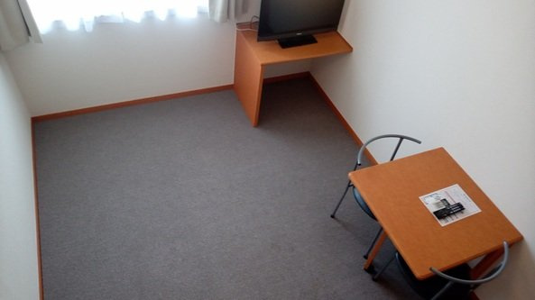 レオパレスカルチェの居間・リビング|２Ｆ居室（床絨毯）