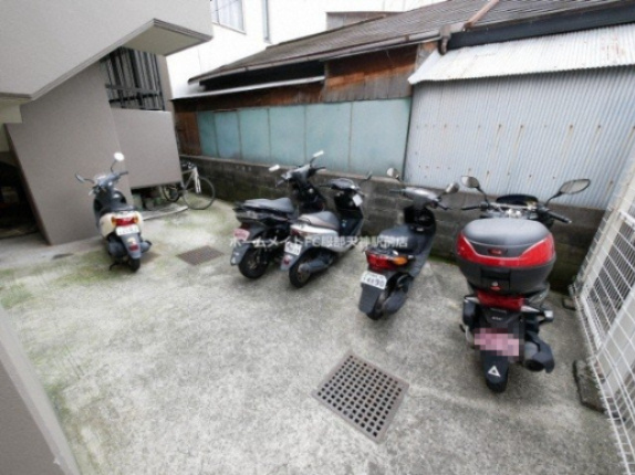 シンセリティ野中の駐車場