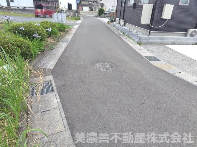 ６７１８５　岐阜市長良土地の前面道路含む現地写真