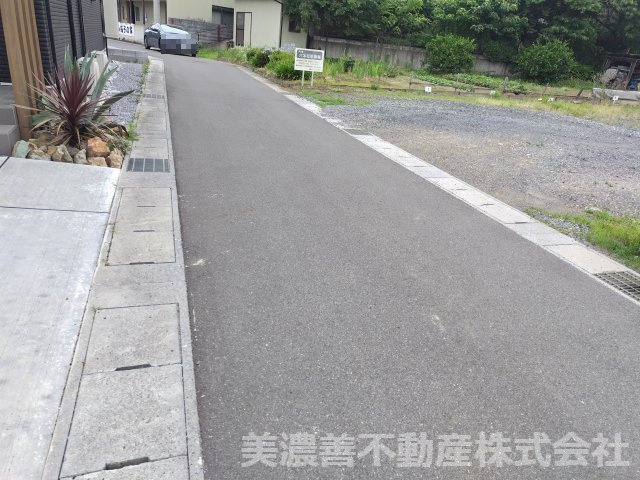 ６７１８５　岐阜市長良土地の前面道路含む現地写真