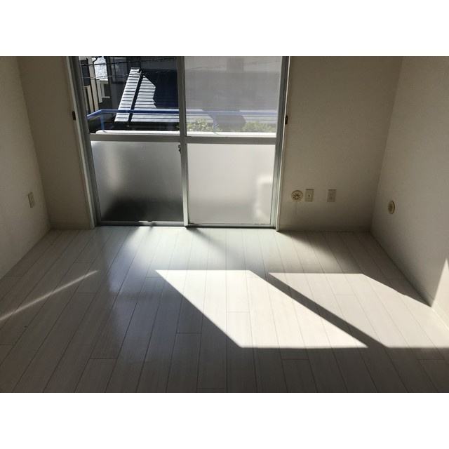 フローラルコートⅢの居間・リビング|こちらの居間で趣味の時間をお楽しみください