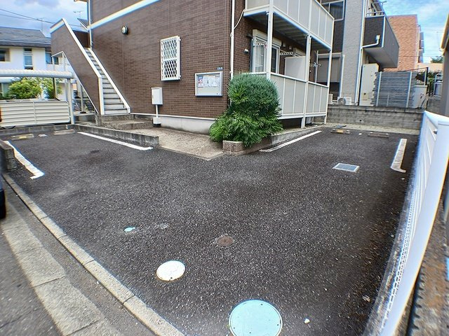 フロレンティアの駐車場|車をお持ちの方に嬉しい駐車場付きの物件です