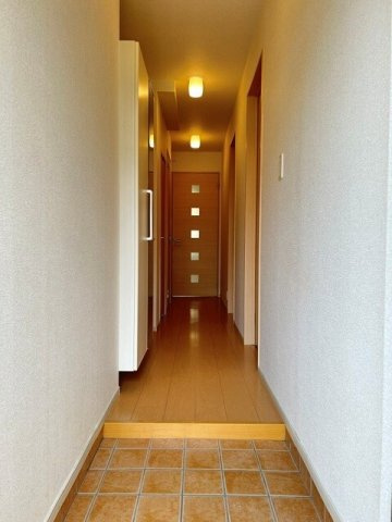 ウェルデンス平塚御殿Ⅱの玄関|収納もある玄関です