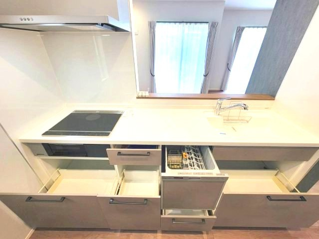 【WellBase】小山市横倉　全3区画のキッチン|〇キッチン〇
機能性の高いシステムキッチン搭載。食洗器がついてるので家事効率アップ。IHクッキングヒーターでお子様も安心♪収納もたっぷりなのでキッチンをきれいに保てます。
※2026年7月撮影