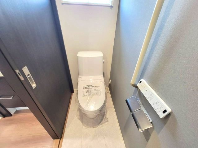 【WellBase】小山市横倉　全3区画のトイレ|〇トイレ〇
うれしい手すり＆タオル掛け付きトイレ。快適な暖房便座は、お掃除のしやすいタイプです。
※2026年7月撮影