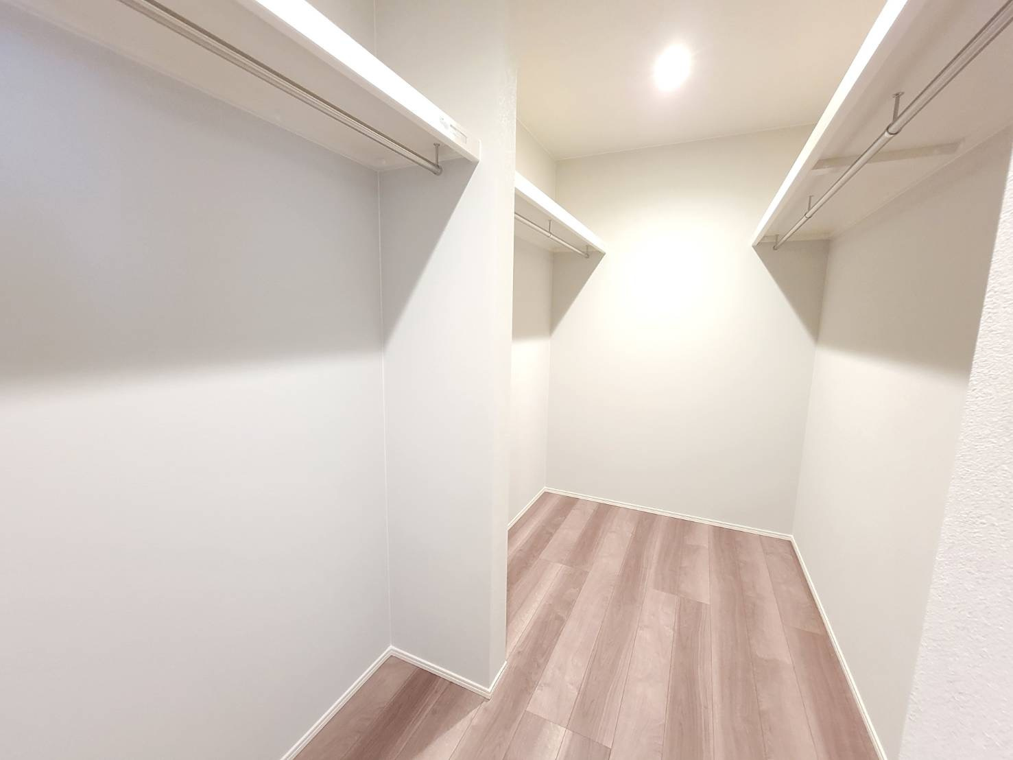 【WellBase】小山市横倉　全3区画の収納|〇2Fホールウォークインクローゼット４帖〇
2Fホールに設けた大容量のウォークインクローゼットはご家族共有のスペース♪
使い勝手便利なスペースです。
※2026年7月撮影