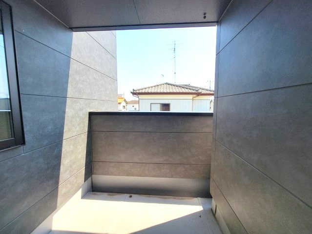 【WellBase】小山市横倉　全3区画のバルコニー|〇インナーバルコニー〇
主寝室から繋がるインナーバルコニー♪天候や周囲の目を気にせずにリビング感覚で多目的に使えるプライベート空間です。
※2026年7月撮影