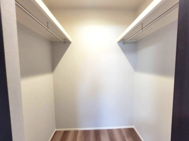 【WellBase】小山市横倉　全3区画の収納|〇ウォークインクローゼット〇
主寝室に完備されたウォークインクローゼット。パイプや枕棚で空間を立体的に使います。衣類の種類や使用頻度に合わせて整頓できます。