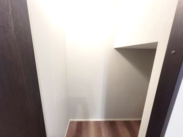 【WellBase】小山市横倉　全3区画の収納|〇パントリー〇
階段下のデットスペースを有効活用♪日用品や食料品のストックなどをしまっておけます♪キッチンをより広く活用できるお料理好きにも嬉しい設計です♪
※2026年7月撮影