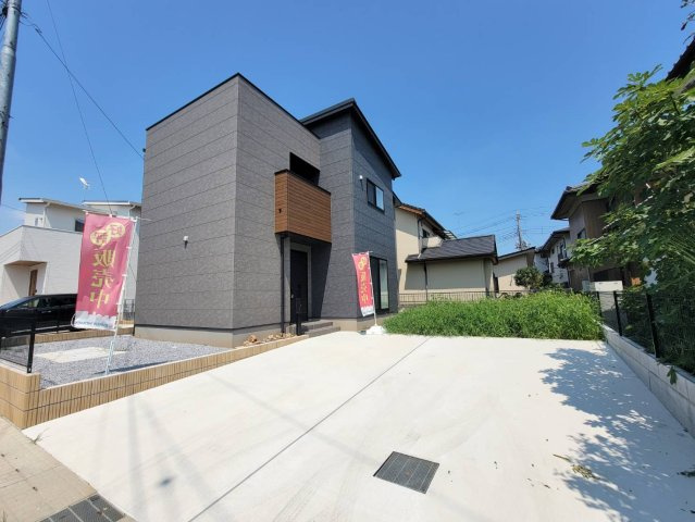 【WellBase】小山市横倉　全3区画の駐車場|〇3号棟　駐車スペース〇
並列2台駐車スペース完備♪駐車場の奥には広々としたお庭をご用意しました。
家庭菜園や休日のBBQ、お子様やペットの遊び場にも最適です。
※2026年7月撮影