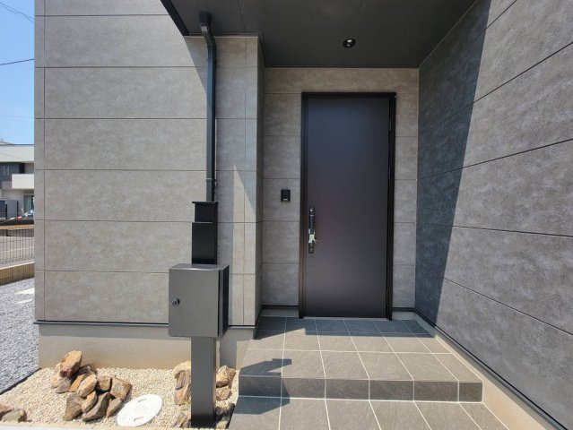 【WellBase】小山市横倉　全3区画の玄関|〇3号棟　玄関〇
飽きのこないシックなデザインの玄関ドア。雨の日でも安心な屋根付きです♪TVモニター付きインターホンも標準装備です。
※2026年7月撮影