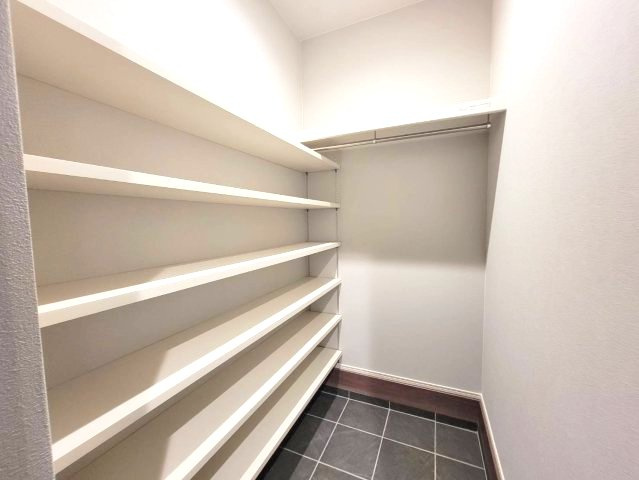 【WellBase】小山市横倉　全3区画の収納|〇3号棟　シューズインクローク〇
稼働棚の付いたシューズインクローク。土間仕様なので雨の日の出入りも気になりません。
※2026年7月撮影