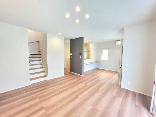 【WellBase】小山市横倉　全3区画の居間・リビング|〇3号棟　LDK20.7帖〇
キッチンから視線が通るリビングダイニングは自然とコミュニケーションが生まれ家族が集まる空間に。南面の大きな窓から、心地よい陽光をたっぷりと採り込みます。
※2026年7月
