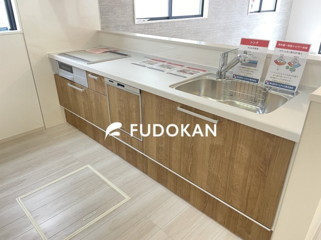 山形市大野目１丁目の新築一戸建のキッチン|広々ワイドなキッチンは料理がしやすく快適です。