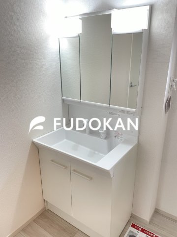 山形市大野目１丁目の新築一戸建の独立洗面台|三面鏡の洗面台は、スタイリッシュなだけでなく収納力もあります。