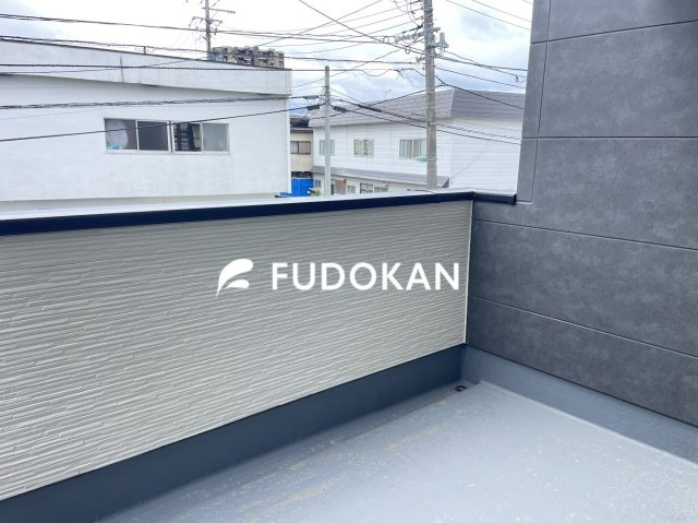 山形市大野目１丁目の新築一戸建のバルコニー|洗濯は外干ししたいけど、外の目やお天気が気になる方注目です。