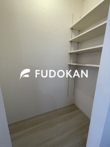 山形市大野目１丁目の新築一戸建の収納|本物件は収納スペースが多いですね。可動棚で高さを変えて柔軟に収納できますね。