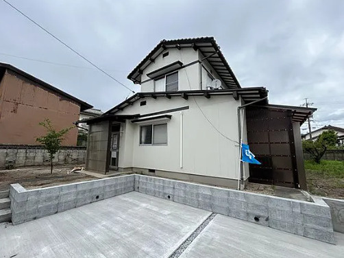 小山町　中古戸建の前面道路含む現地写真