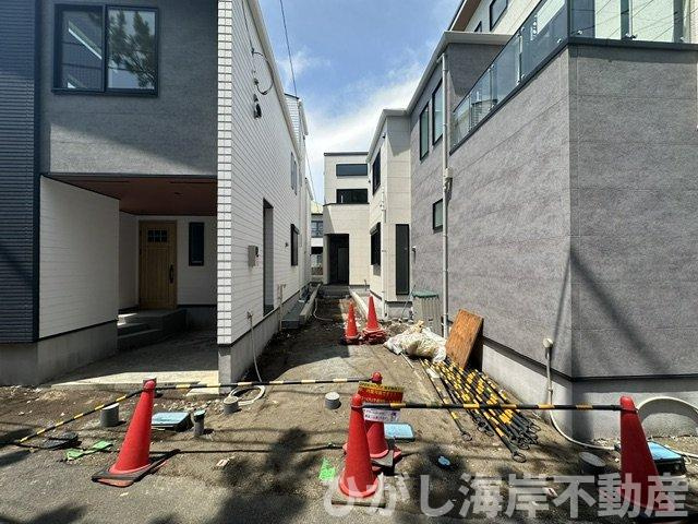 茅ケ崎市東海岸北5丁目　新築戸建　全４棟の前面道路含む現地写真|7月26日撮影　外構工事中　現地外観