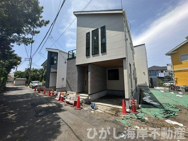 茅ケ崎市東海岸北5丁目　新築戸建　全４棟の前面道路含む現地写真|7月26日撮影　外構工事中　現地外観
