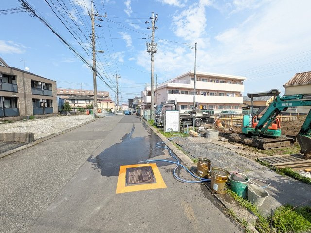 八王子市　椚田町　新築一戸建ての前面道路含む現地写真|～前面6ｍ道路につき駐車もしやすいです～