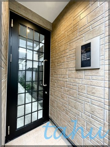 杉並区高円寺南１丁目のアパートのエントランス