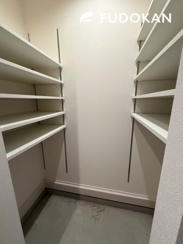 山形市浜崎2期【2号棟】平屋の収納|シューズクロークは可動棚で靴の大きさに合わせて効率よく収納できます。