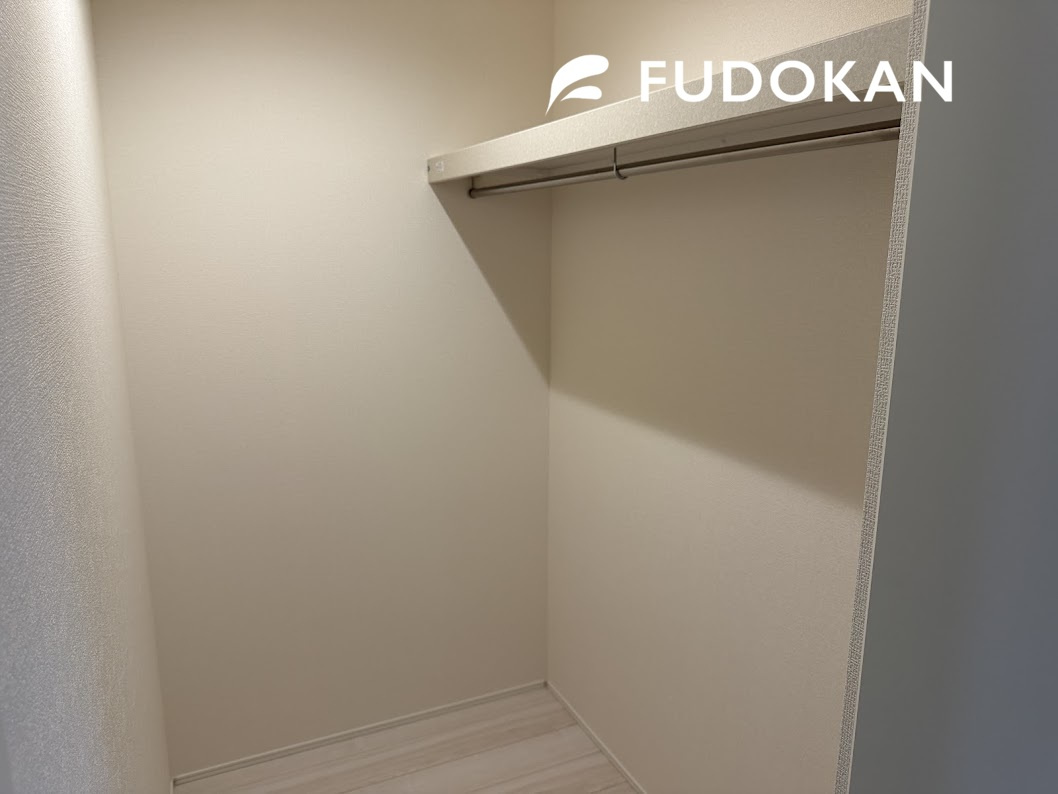 山形市浜崎2期【2号棟】平屋の収納|ファミリーで使えるクローゼットはハンガー収納です。