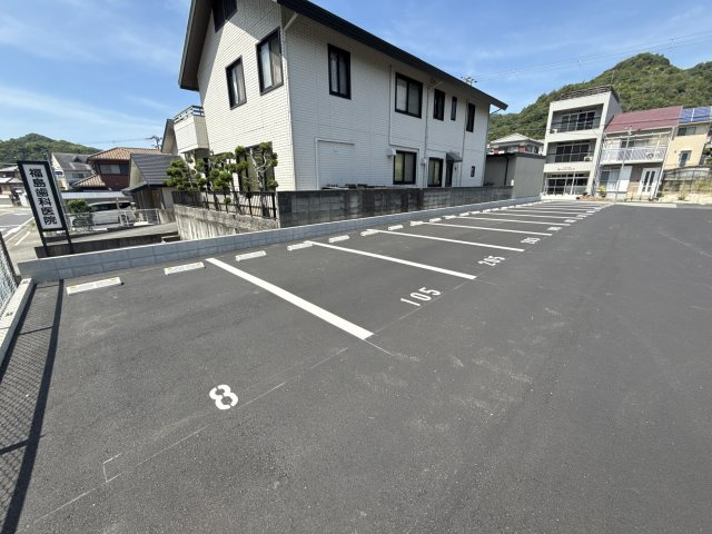 ハイムメゾン白鳥台の駐車場