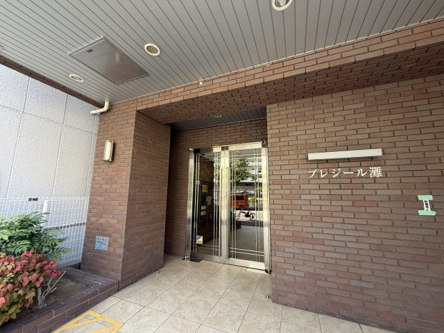 プレジール灘のエントランス