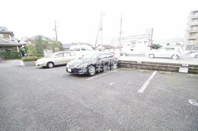 【駐車場】 | ベルガーデン | 敷地内駐車場完備