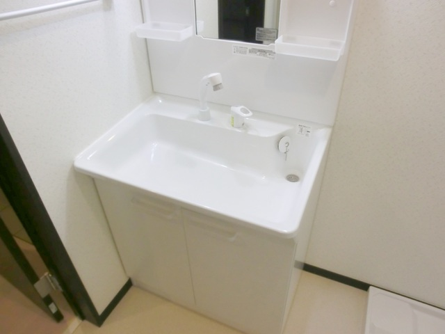 アドシール若柳Ⅰの洗面所|温水シャワー付洗面化粧台。
