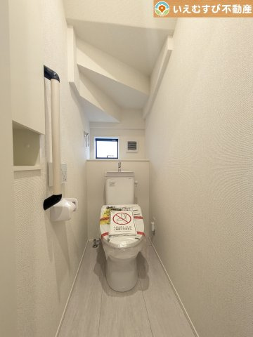 GRAFARE　深谷市天神町のトイレ|シンプルで清潔感のあるトイレ
窓付きで明るく、お掃除しやすいシンプルな空間♪
