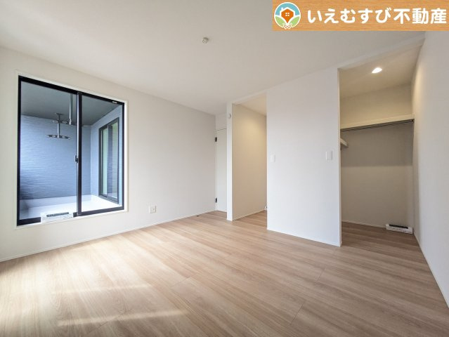 GRAFARE　深谷市天神町の洋室|ぬくもりのある色合いでシンプルな洋室
日当り良好で明るい洋室！大容量のウォークインクローゼット付き♪