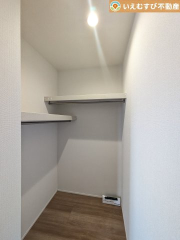 GRAFARE　深谷市天神町の収納|たっぷりの収納力を備えたウォークインクローゼット
たくさん収納できるので季節物やかさばるバッグなども片付きます♪