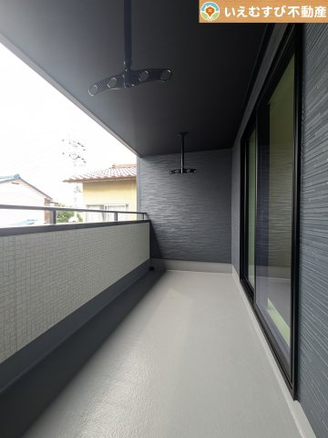 GRAFARE　深谷市天神町のバルコニー|南バルコニーで毎日のお洗濯もラクラク快適
しっかり太陽の光が降り注ぐ南向きなのでお洗濯物が乾きやすい♪