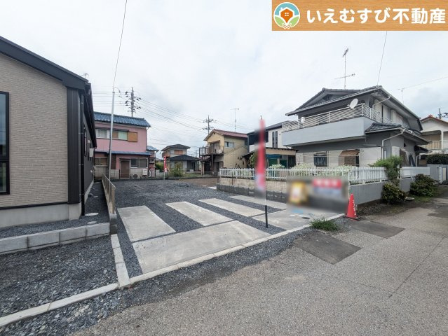 GRAFARE　深谷市天神町の駐車場|4台駐車可能なゆとりのカースペース
複数台車をお持ちでも、お友達が遊びに来てもゆとりの駐車スペース！