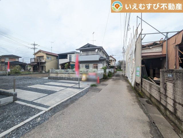 GRAFARE　深谷市天神町の前面道路含む現地写真|充分な広さの前面道路
間口が広くお車の出し入れも問題なく行えるスペースが確保されています♪