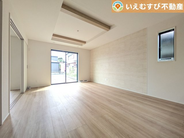 GRAFARE　深谷市天神町の居間・リビング|開放感と家族との距離感にこだわったＬＤＫ
開放的な折り上げ天井のリビングで家族みんなでくつろげそうですね♪