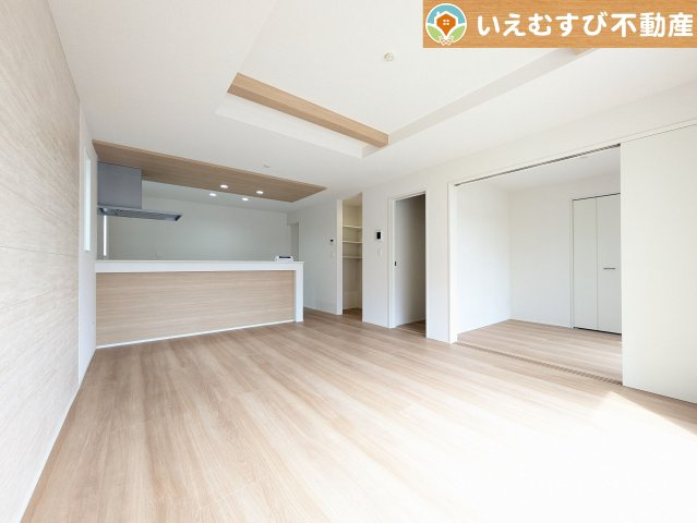 GRAFARE　深谷市天神町の居間・リビング|ナチュラルな色合いで落ち着いた印象のリビングダイニング
ぬくもりのあるナチュラルな空間。グリーンを飾っても相性が良さそうですね♪