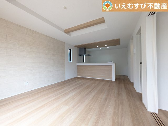 GRAFARE　深谷市天神町の居間・リビング|自然光で満たされる明るく開放感溢れるリビング
たっぷりの採光で明るい空間。家族みんなでくつろげます♪