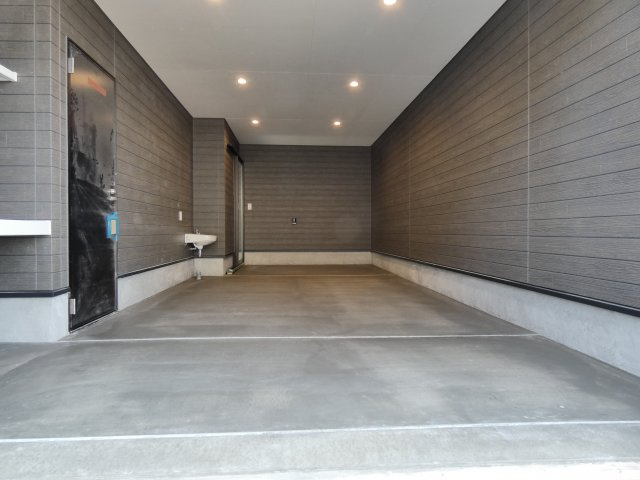 FOREST　VILLAの駐車場|ビルトインガレージ付きの物件です。9台分の駐車スペースの空きあり。高ニーズな駅近の物件で、徒歩3分で駅に行くことができます。こだわりポイント満載のFOREST　VILLA。
