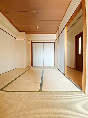 レジデンス　オーミの寝室|開放的な寝室です