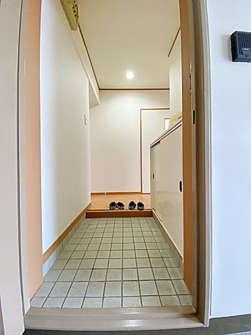 レジデンス　オーミの玄関|収納もある玄関です