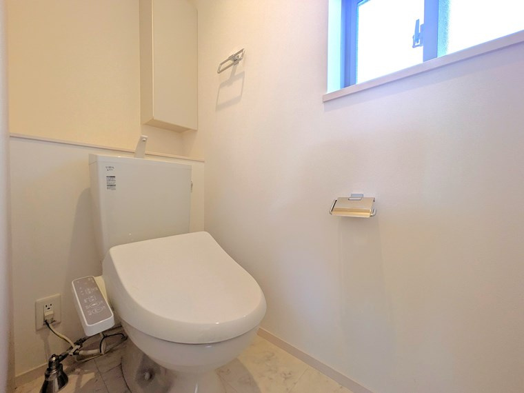 前熊一ノ井戸建のトイレ|ゆったりとした空間のトイレです