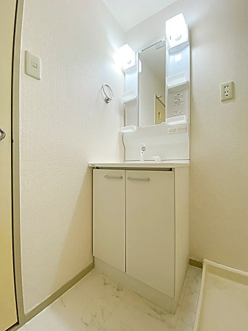 サンファミリア長久手Ⅱの独立洗面台|独立洗面台、小物を置くことができて便利です