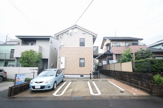 Larkの駐車場|駐車場があるので、車を買う予定の方も安心です