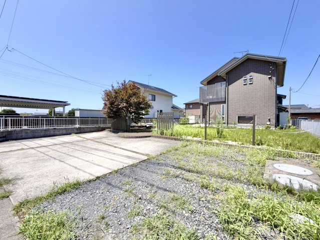 【中古戸建】羽生市大字今泉の外観|■外観｜道路から離れたお庭なのでお子様が外で遊ぶ際も安心です♪リビングからお庭が見える子育て世帯にも嬉しい設計です♪